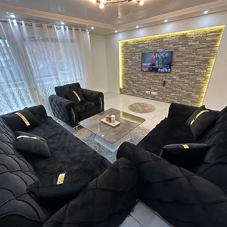 Stilvolles Im Modernen Ambiente In *