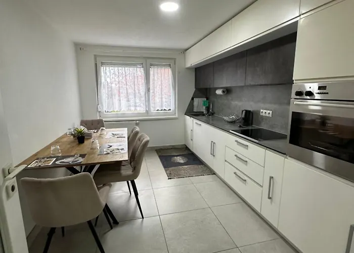 アパート Stilvolles Im Modernen Ambiente In ツットリンゲン